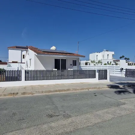 Modern House In Touristic Pyla - Oroklini! Сasa de vacaciones Lárnaca